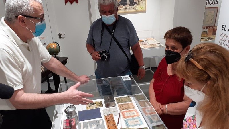 Mayores de Alhaurín de la Torre y estudiantes de Pedagogía de la UMA visitan el Museo Andaluz de la Educación