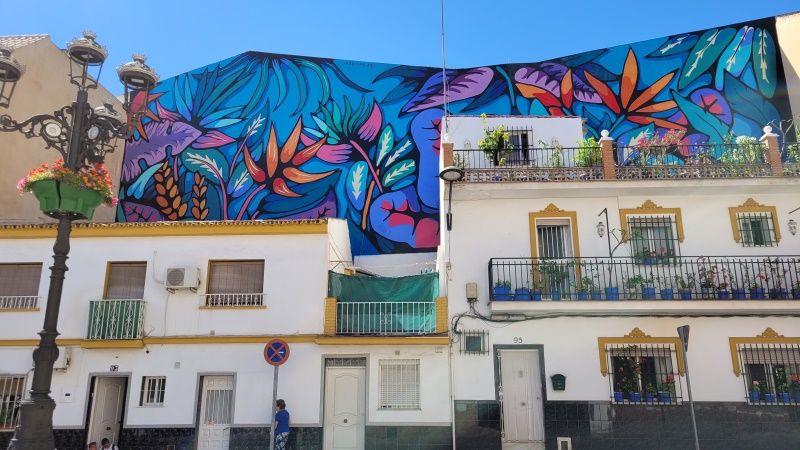 Finalizan los trabajos del artístico y colorido mural en la calle Juan Carlos I