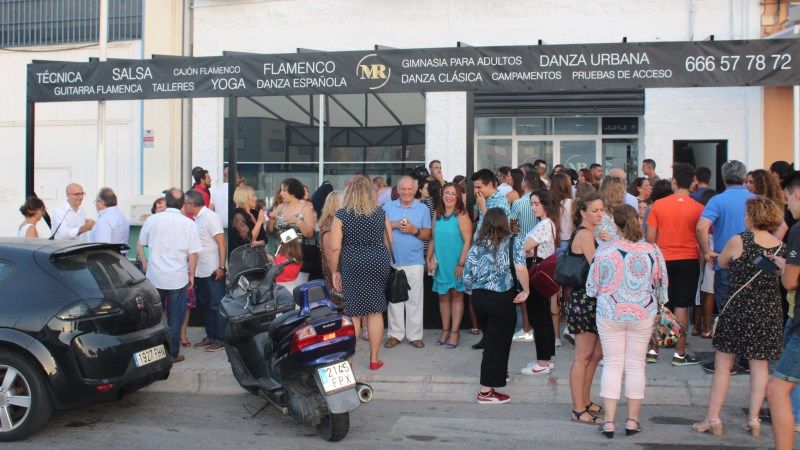 Multitudinaria inauguración de la nueva academia de baile Mar de Rosas