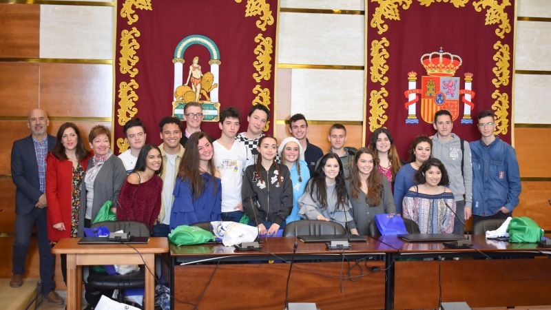 Un grupo de estudiantes de Nueva Iberia visita Alhaurín de la Torre durante la Semana Santa