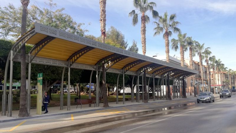Alhaurín de la Torre estrena su mayor marquesina de transporte público