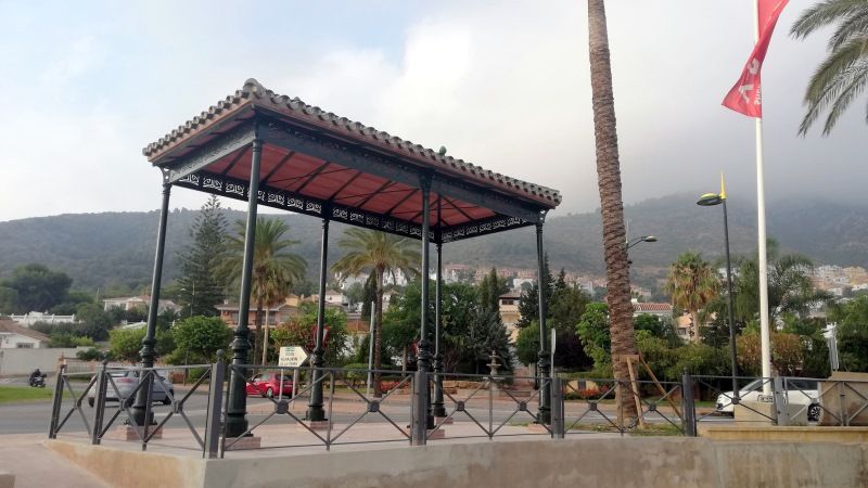 El Ayuntamiento instala una nueva marquesina de autobús en la entrada a Alhaurín desde Churriana
