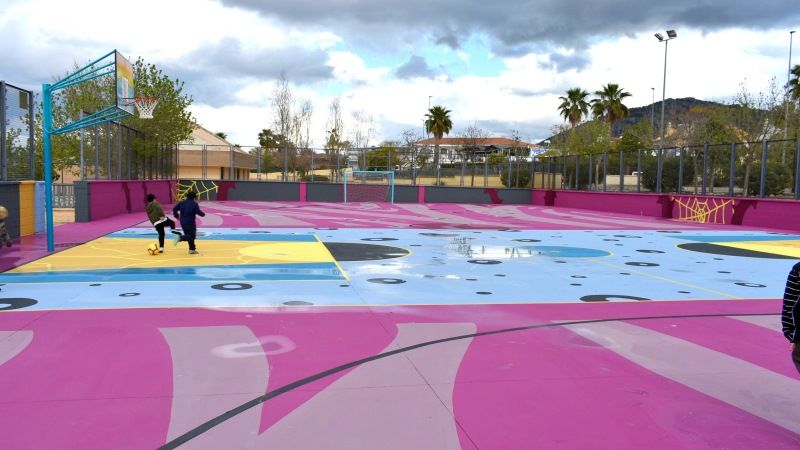 El Ayuntamiento reabre al público la pista deportiva de Viñagrande tras su nueva pintura y diseño