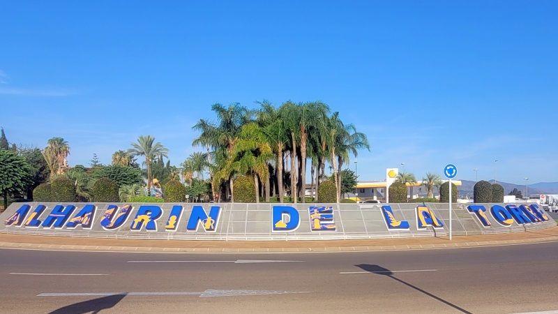 La entrada a Alhaurín de la Torre estrena letrero con iconos alusivos a rincones emblemáticos
