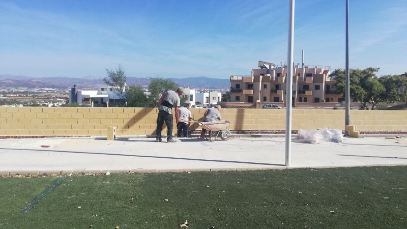 Alhaurín de la Torre construye un nuevo muro perimetral en su parque de la Concordia