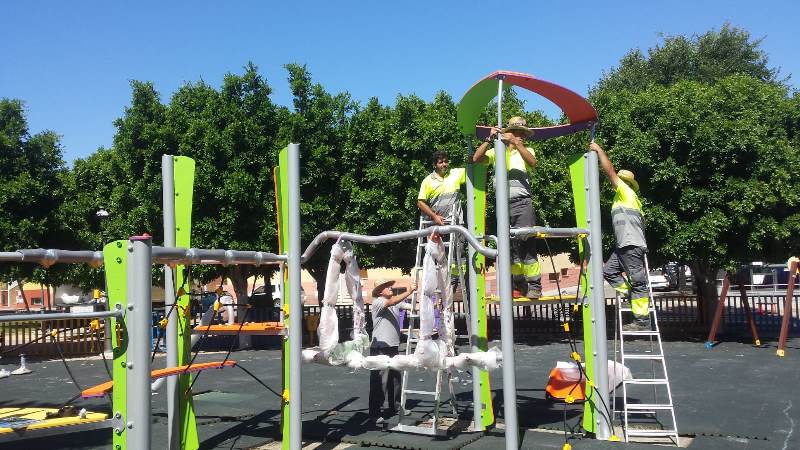 El Ayuntamiento comienza a instalar nuevos parques infantiles de diseño y material antivandálicos