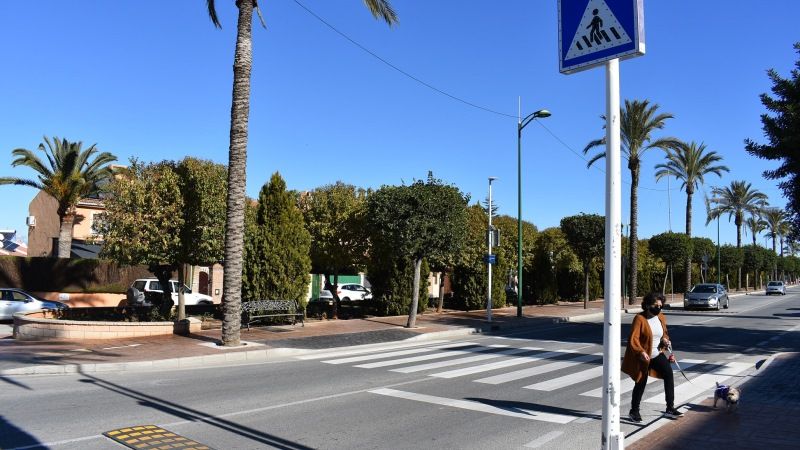 Entra en servicio el nuevo paso de peatones en la avenida de la Democracia