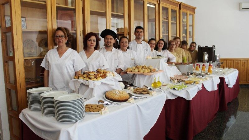 Tres cursos de operaciones básicas de pisos en alojamiento, cocina y catering forman a 45 personas en Alhaurín de la Torre