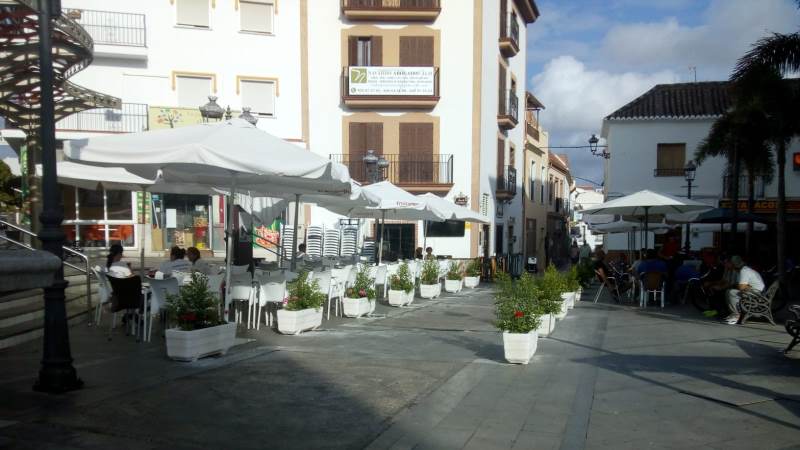 El Ayuntamiento embellece el casco antiguo para reforzar su imagen de pueblo andaluz