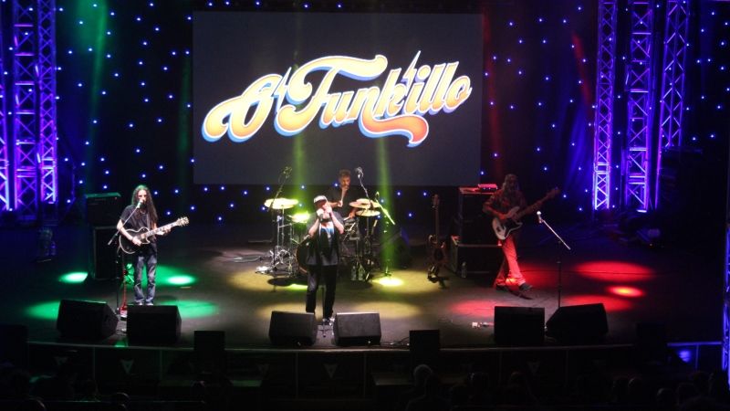 O'funk'illo triunfa en Alhaurín de la Torre con su vibrante 'funk rock' andaluz
