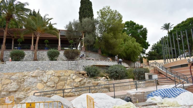 El Ayuntamiento mejora El Portón con nuevos bancales ajardinados y un almacén