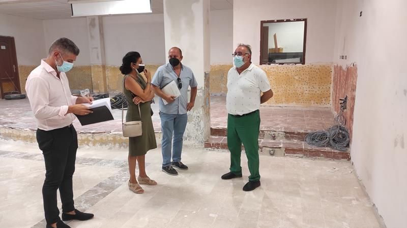 El Ayuntamiento acomete una reforma integral del salón de usos múltiples de los bajos del Mercado