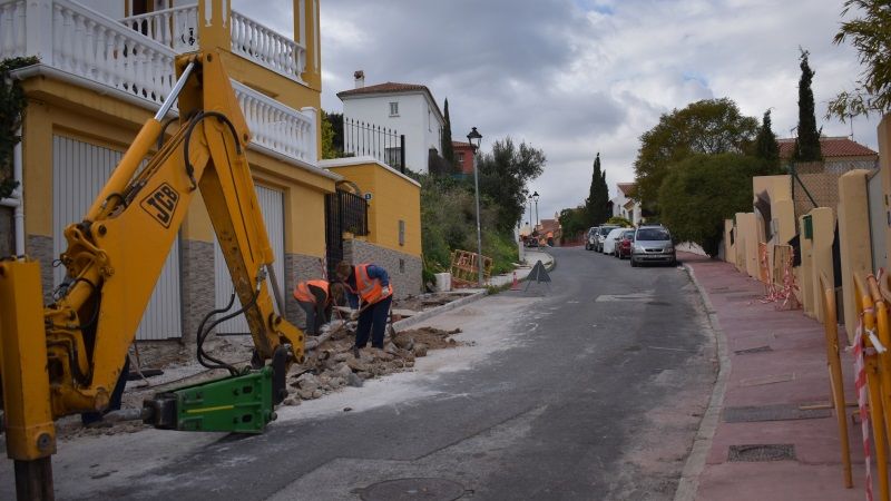 El Ayuntamiento de Alhaurín de la Torre continúa con el plan de renovación de acerado en El Lagar