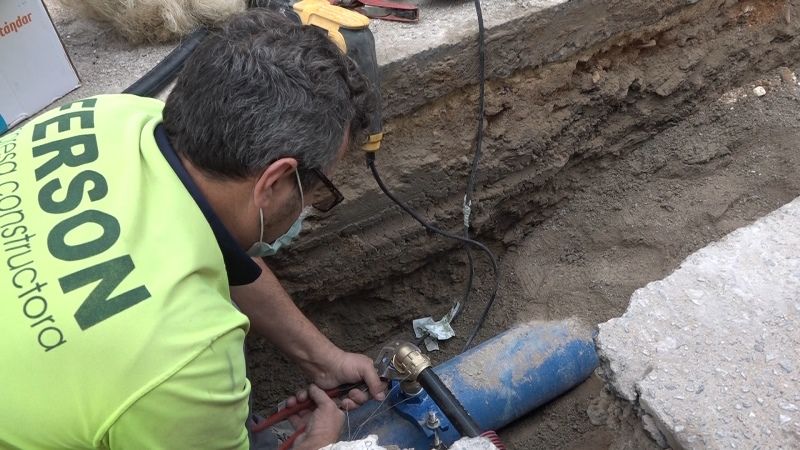 El Ayuntamiento renovará las redes de suministro de agua de Santa Amalia y el Mirador del Romeral