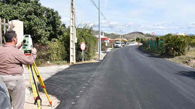 El Ayuntamiento ejecuta el asfaltado y alumbrado de uno de los principales accesos a La Alquería