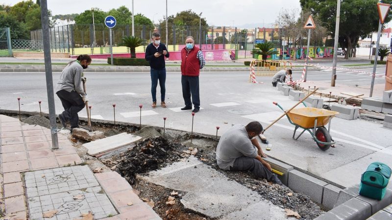 El Ayuntamiento acomete un plan de mejoras del acerado de la urbanización Capellanía