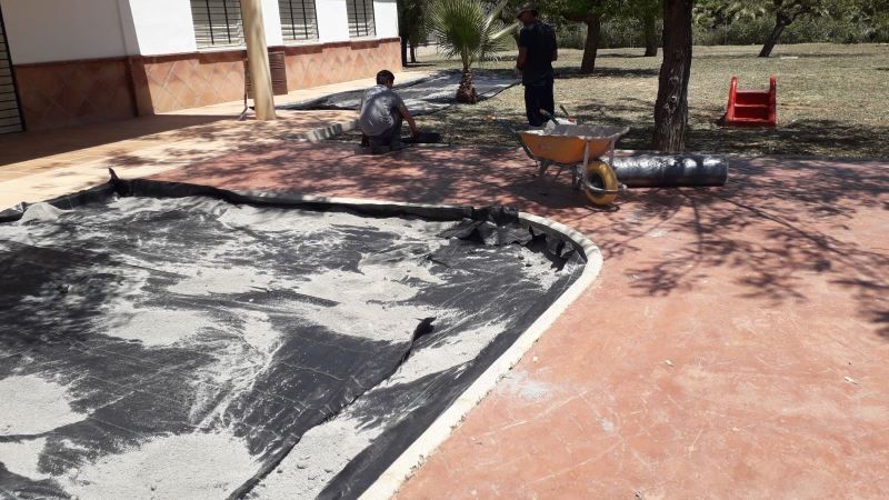 El Ayuntamiento mejora y acondiciona los exteriores del centro social Puerta Zapata