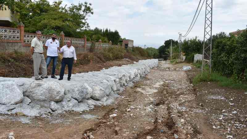 Una nueva escollera protegerá un arroyo y evitará vertidos en Pinos de Alhaurín
