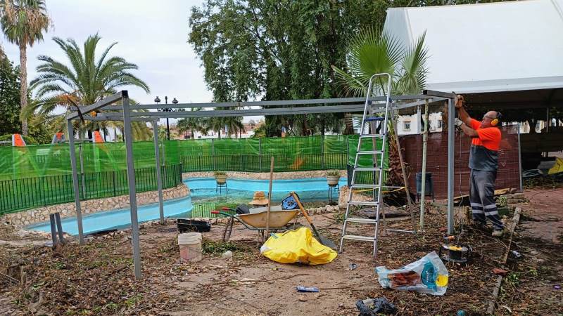 Los Servicios Operativos inician las obras de mejora del estanque del Parque Municipal