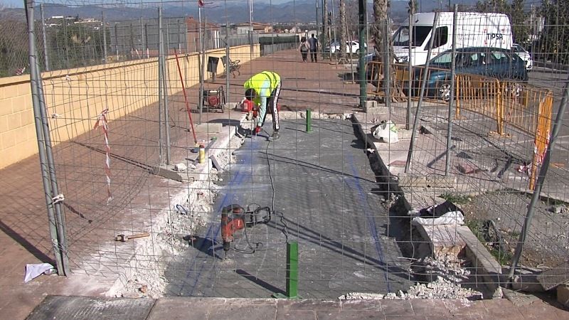 El Ayuntamiento habilita una nueva marquesina para autobuses en la avenida de Isaac Peral