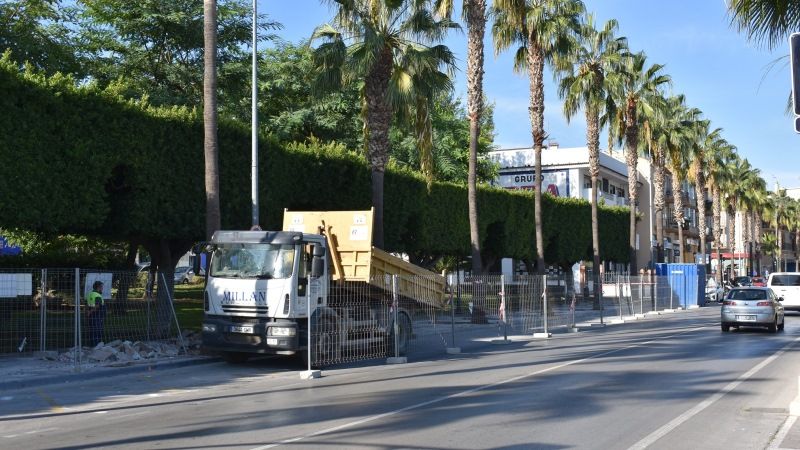 En marcha los trabajos para instalar tres grandes marquesinas de transporte público en la travesía