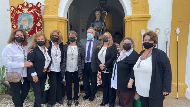 Los vecinos de Viñagrande celebran una sencilla ofrenda floral a San Francisco de Paula