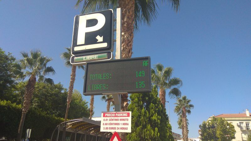 Un nuevo panel informa en tiempo real del nivel de ocupación del parking de la plaza de España