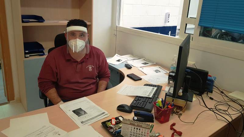 Alhaurín de la Torre recibe una donación de 250 pantallas de protección facial para sus dependencias de atención al público