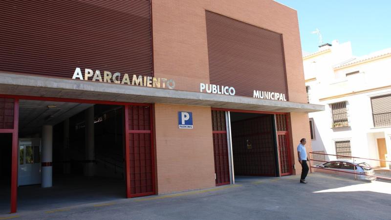 Los aparcamientos de plaza de España y Centro de Salud abrirán mañana hasta la medianoche