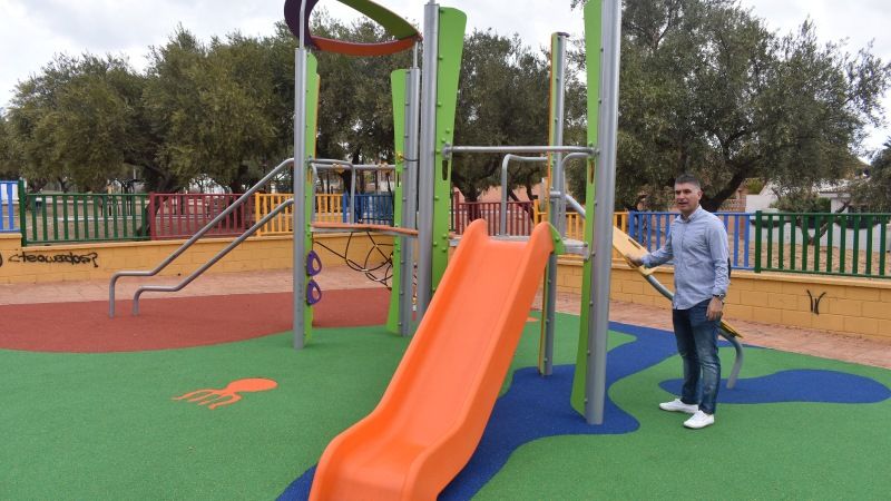 Servicios Operativos elimina pintadas y efectúa reparaciones en los parques infantiles