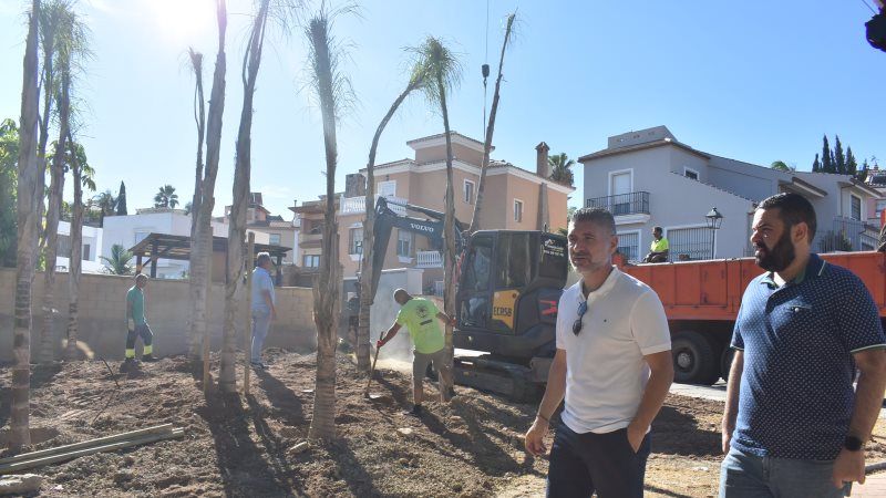 El Ayuntamiento siembra varias decenas de árboles de sombra en el parque de Retamar II