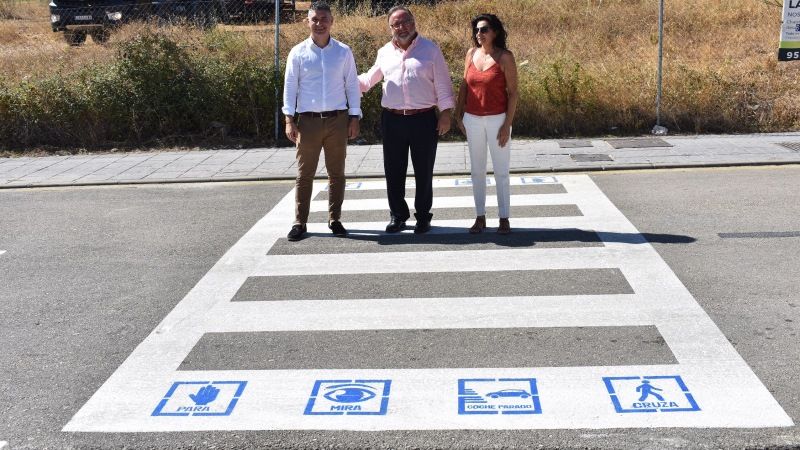 El Ayuntamiento rotula pictogramas en pasos de peatones para personas con diversidad funcional
