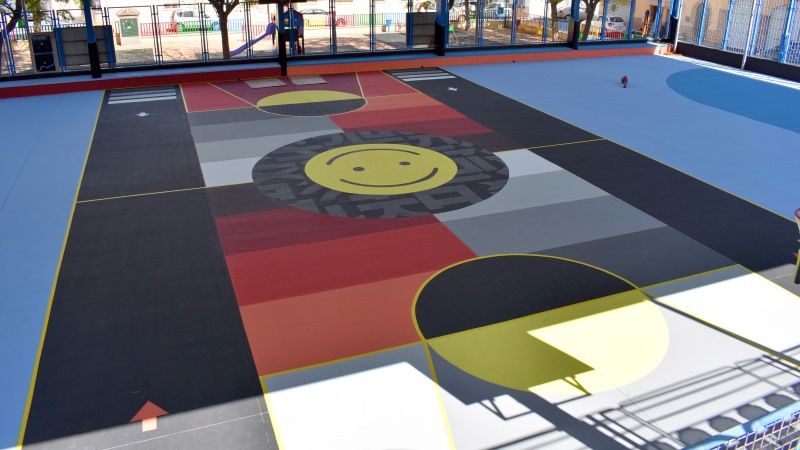 La pista polideportiva de Carranque estrena un nuevo y colorido diseño