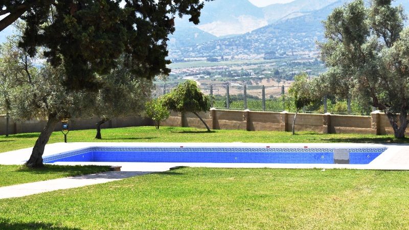 El Ayuntamiento lamenta que los actos vandálicos vayan a retrasar la apertura de las piscinas