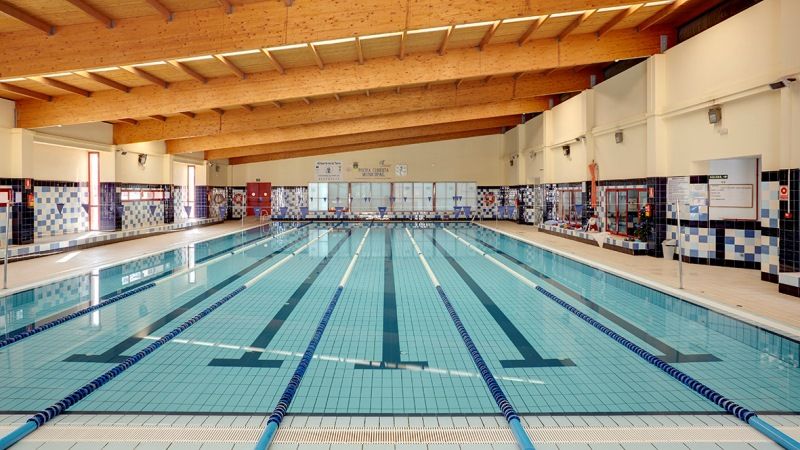 La piscina cubierta acogerá provisionalmente las clases de natación de la campaña de verano