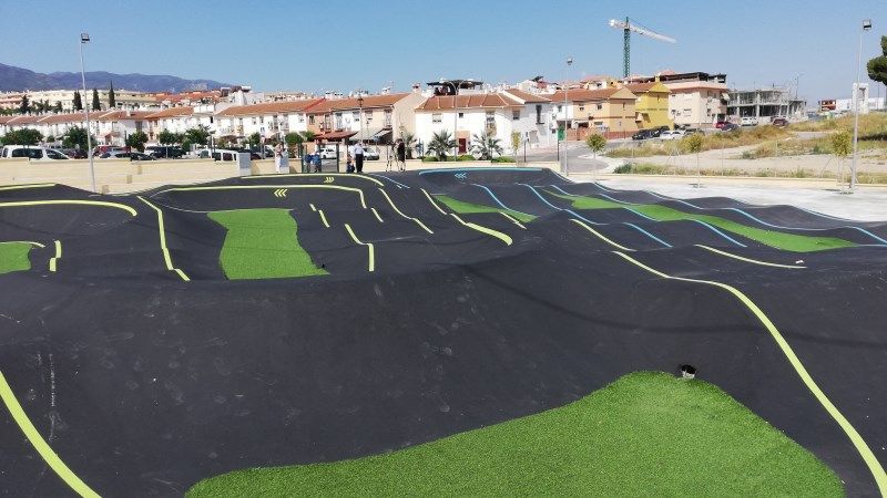 La pista de pump track de Alhaurín de la Torre ya dispone de un sistema de iluminación para facilitar su uso durante el verano