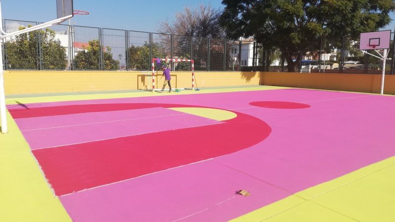 Comienzan los trabajos para pintar con coloridos diseños las pistas deportivas de Alhaurín de la Torre