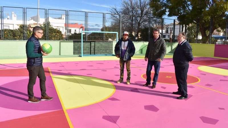 La pista polideportiva de Capellanía estrena un espectacular y colorido diseño