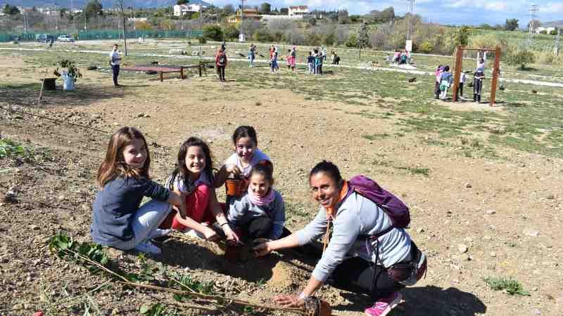 Los colegios de Alhaurín de la Torre colaboran en la mejora y embellecimiento del circuito de cross