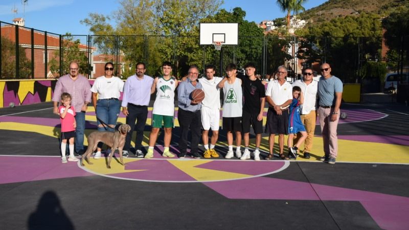 La pista polideportiva de Torresol estrena un original y colorido diseño