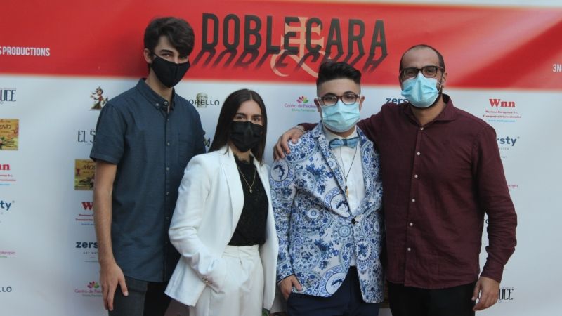 Tres jóvenes alhaurinos presentan en sociedad su película 'Doble Cara' en El Portón