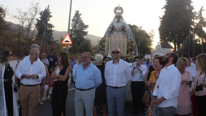 La verbena en honor de la Virgen de la Esperanza llena de diversión y devoción el barrio de La Alegría