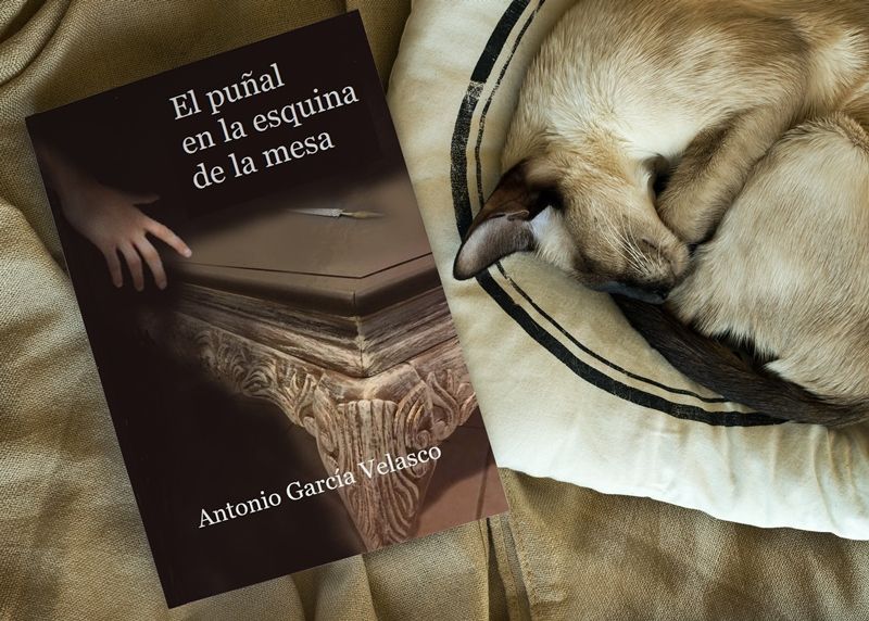El puñal en la esquina de la mesa de Antonio García Velasco