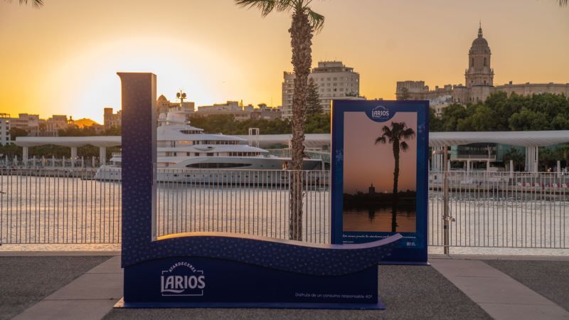 Larios continúa ofreciendo los mejores atardeceres mediterráneos en una exposición en el Muelle Uno de Málaga