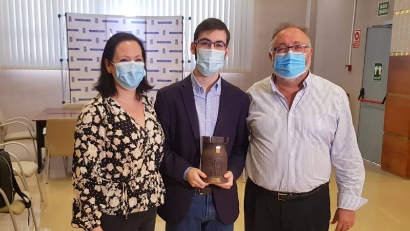 Villanova recibe al joven alhaurino ganador de las Olimpiadas Españolas de Biología
