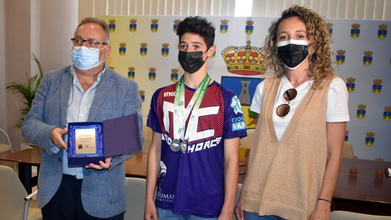 El alcalde y la edil de Deportes reciben al joven nadador Michel Mestanza