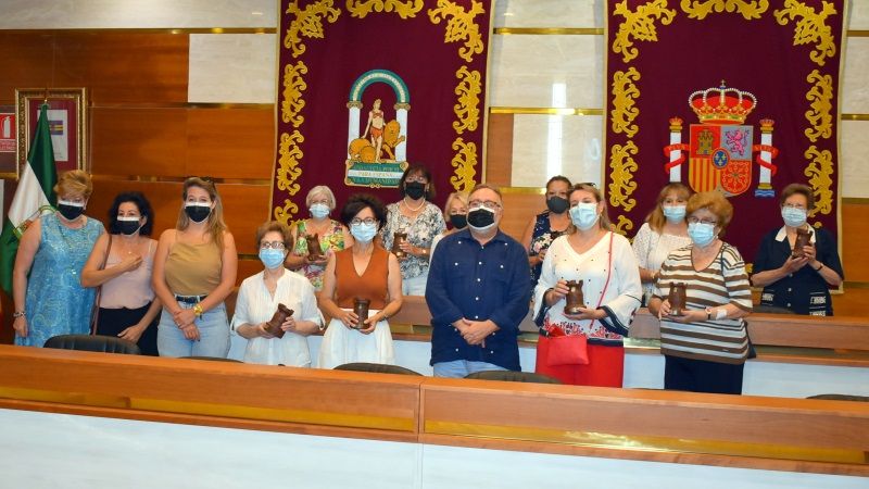 El alcalde recibe a las mujeres del taller que ha tejido el espectacular toldo de la calle Málaga