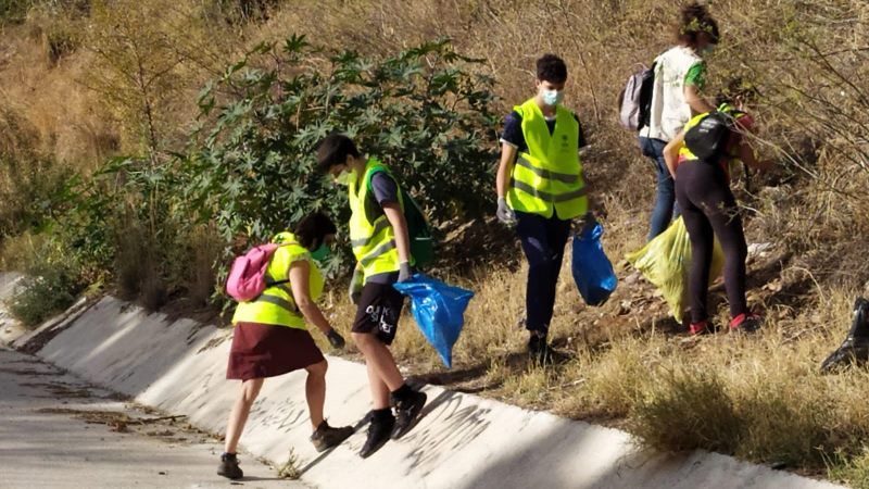 La jornada familiar ‘Mi pueblo sin basuraleza’ se salda con casi media tonelada de residuos retirados