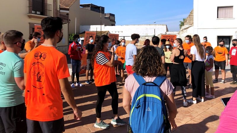Numerosos voluntarios se suman a la iniciativa  de recogida de residuos en la zona ribereña de Zapata