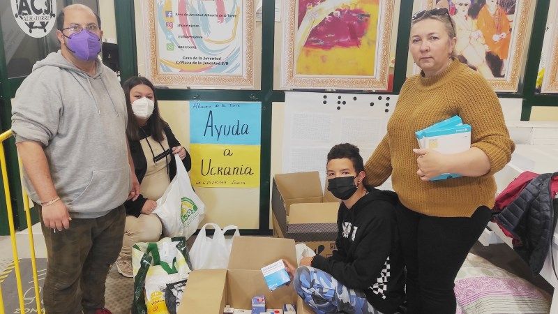 Jóvenes alhaurinos instalan un punto de recogida para las víctimas de la guerra de Ucrania